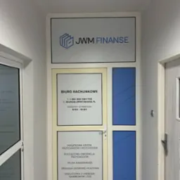 Wejście do biura rachunkowego JWM Finanse, z informacjami o godzinach otwarcia i oferowanych usługach, takich jak podatkowa księga przychodów i rozchodów, ryczałtowa ewidencja przychodów, obsługa...