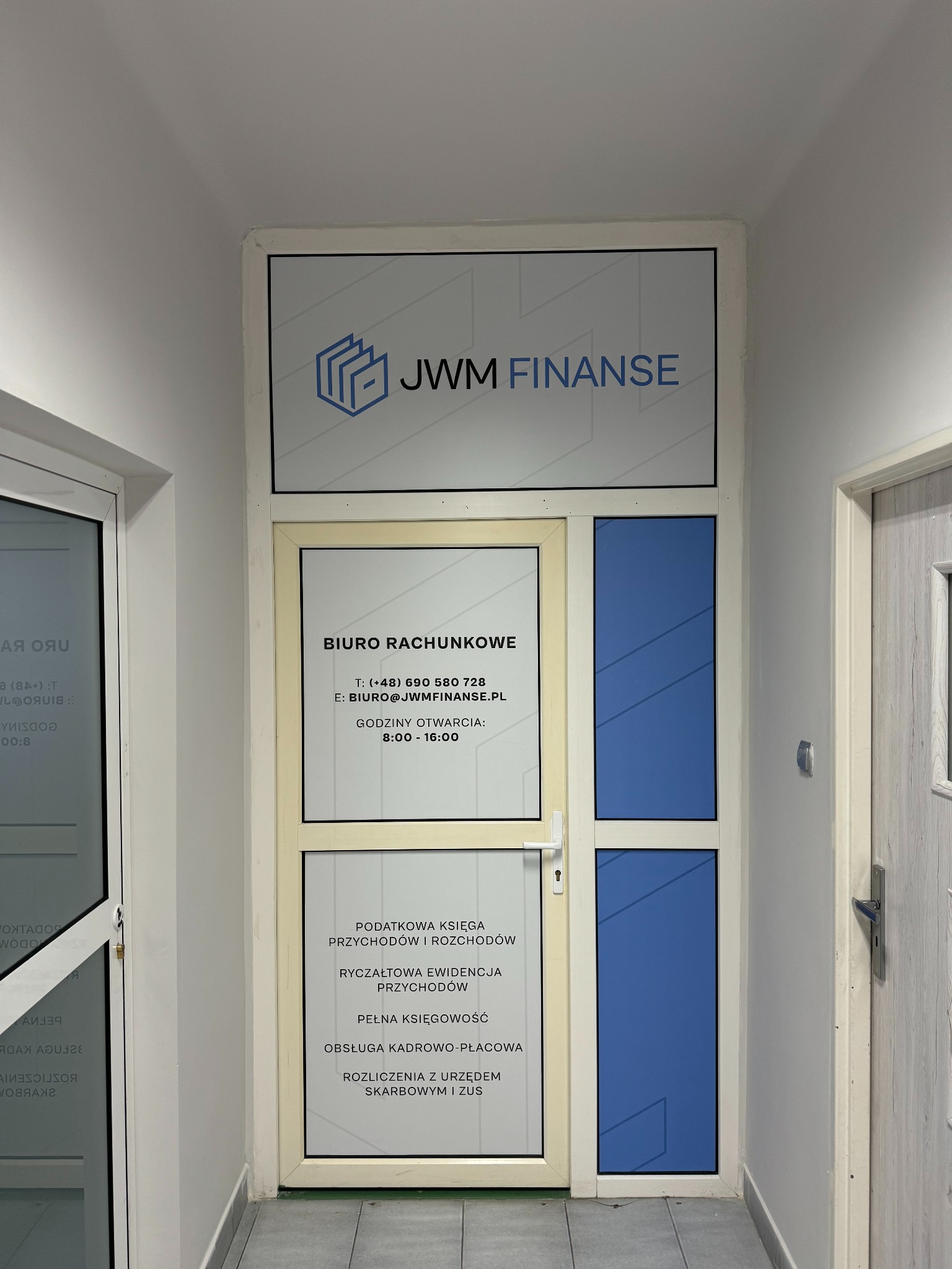 Wejście do biura rachunkowego JWM Finanse, z informacjami o godzinach otwarcia i oferowanych usługach, takich jak podatkowa księga przychodów i rozchodów, ryczałtowa ewidencja przychodów, obsługa...