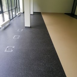 Wykładziny PCW to:
- Trwałość i odporność na ścieranie
- Łatwość konserwacji i czyszczenia
- Duży asortyment kolorów i wzorów
- Właściwości antypoślizgowe