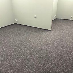 Płytka dywanowa est produktem o szerokim zastosowaniu – tkanina dekoracyjna o kształcie kwadratowym, układana na podłodze, stosowana najczęściej w pomieszczeniach biurowych i komercyjnych.