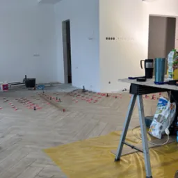 Płytki na podłodze w jodełkę.