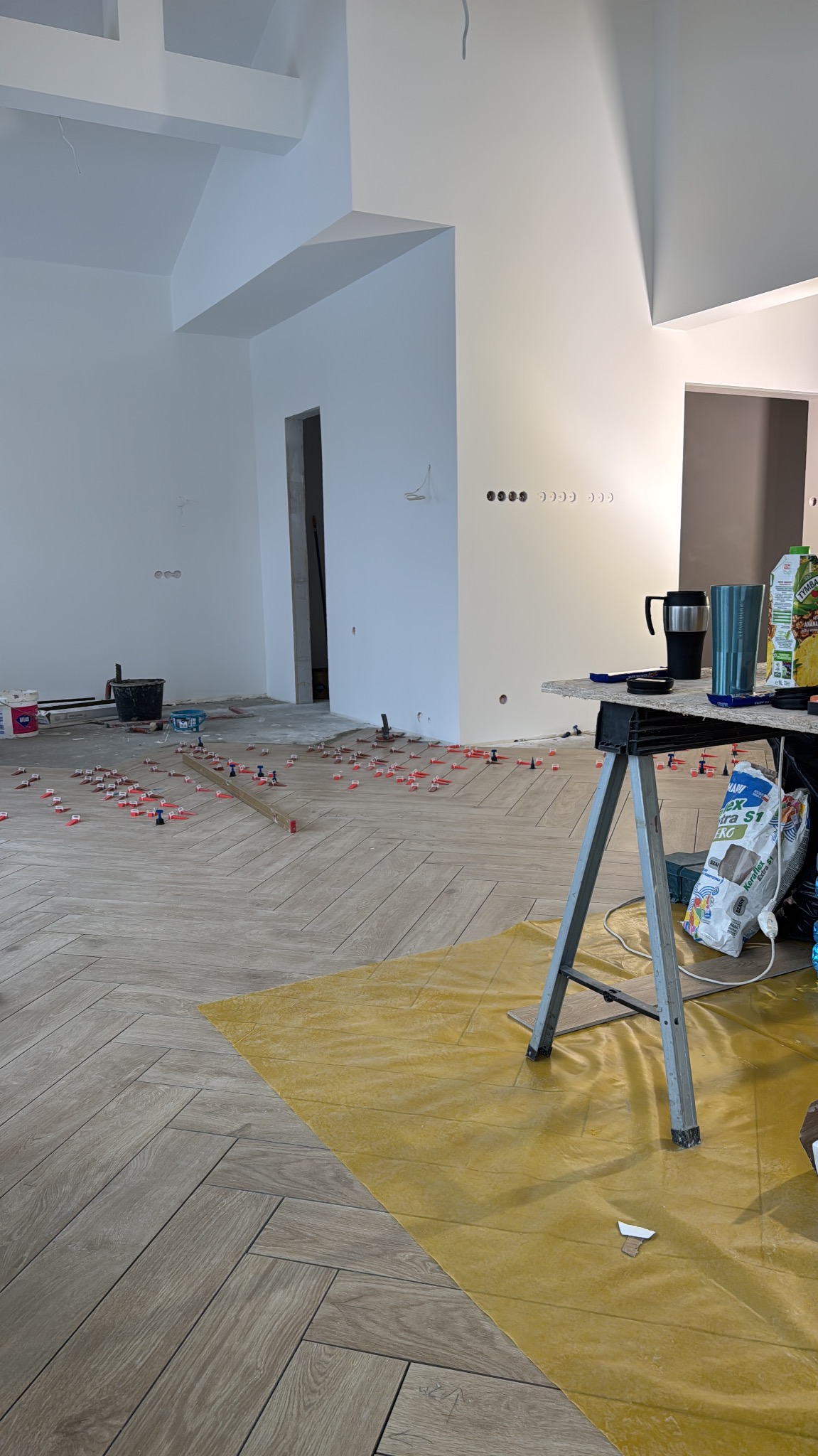 Płytki na podłodze w jodełkę.