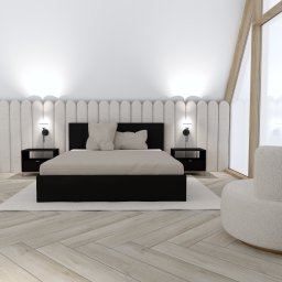 Trans - Hurt Sp. J. - Nowoczesna sypialnia z łóżkiem na czarnej ramie, beżową pościelą, tapicerowanym zagłówkiem w pionowe pasy, czarnymi szafkami nocnymi z lampkami, parkietem w jodełkę i oknem ze szprosami.