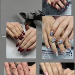 Kolaż zdjęć przedstawiających różne style manicure, w tym bordowe, marmurkowe z złotymi akcentami, french manicure z brązową obwódką i motywem kwiatowym oraz klasyczny french manicure, z tekstem...