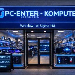 PC-ENTER Sp. z o.o. - Fasada sklepu komputerowego PC-ENTER we Wrocławiu, z neonowym szyldem i wystawą laptopów, PC, akcesoriów i usług serwisowych. Widoczny adres: ul. Ślężna 148.