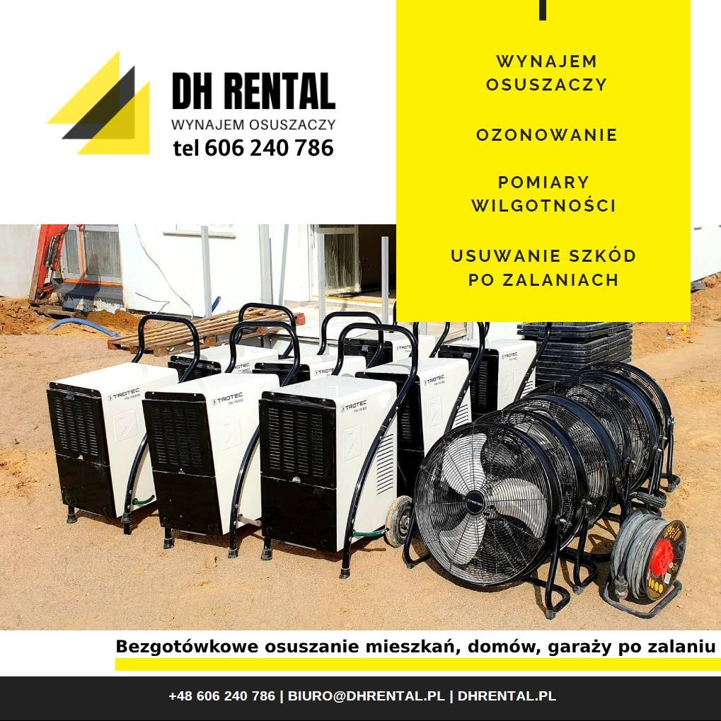 Rząd osuszaczy powietrza marki Trotec i wentylatorów przemysłowych na placu budowy, z żółtym banerem reklamowym w tle oferującym wynajem sprzętu, ozonowanie, pomiary wilgotności oraz usuwanie szkód...