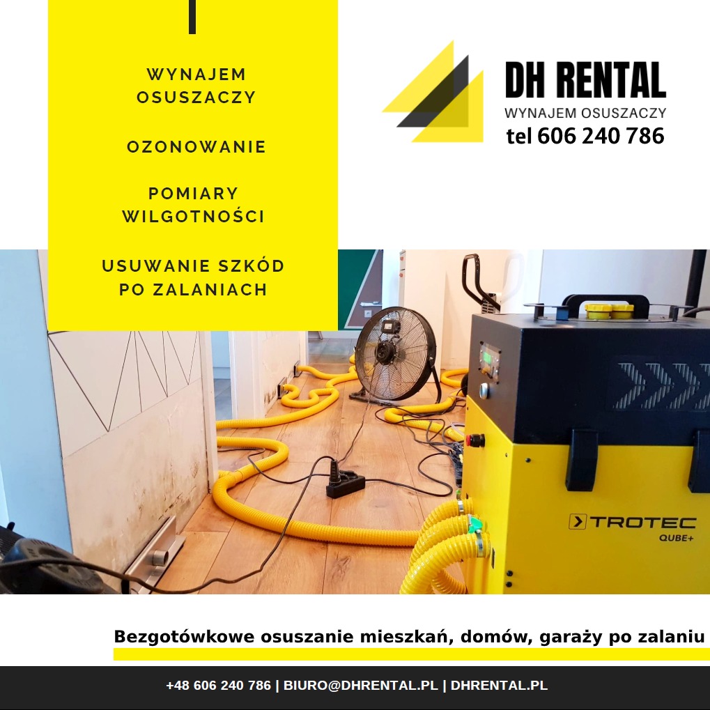 Żółto-czarny osuszacz Trotec Qube+ z podłączonymi żółtymi wężami na drewnianej podłodze, wentylator stojący obok, ściana z widocznymi śladami wilgoci, reklama firmy DH Rental z numerem telefonu...
