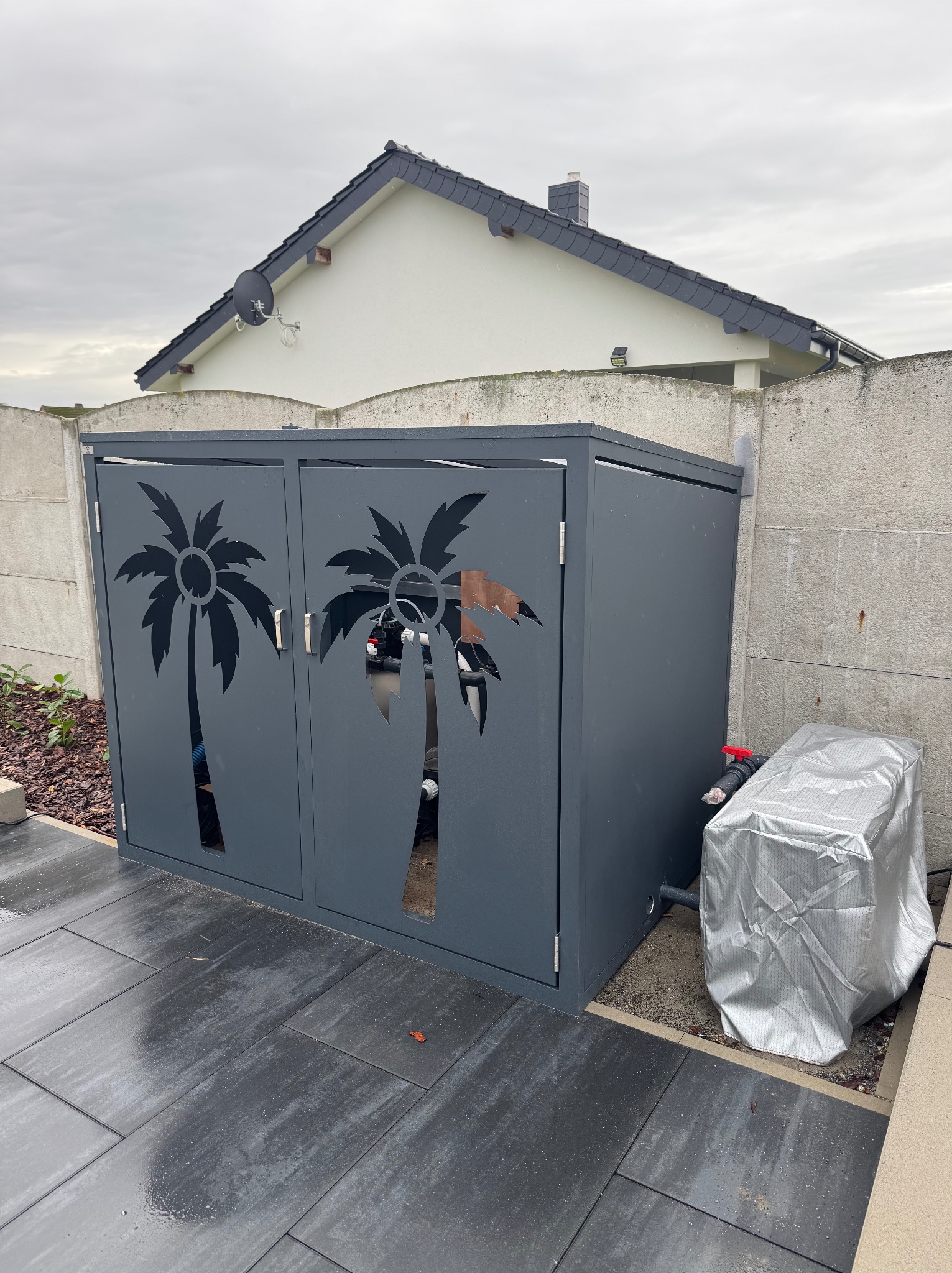 Aluminiowa szafa na osprzęt basenowy