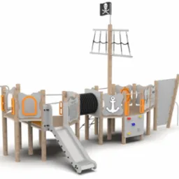 Drewniany plac zabaw w kształcie statku pirackiego z białymi elementami, drabinką sznurową, zjeżdżalnią i ścianką wspinaczkową na białym tle.
