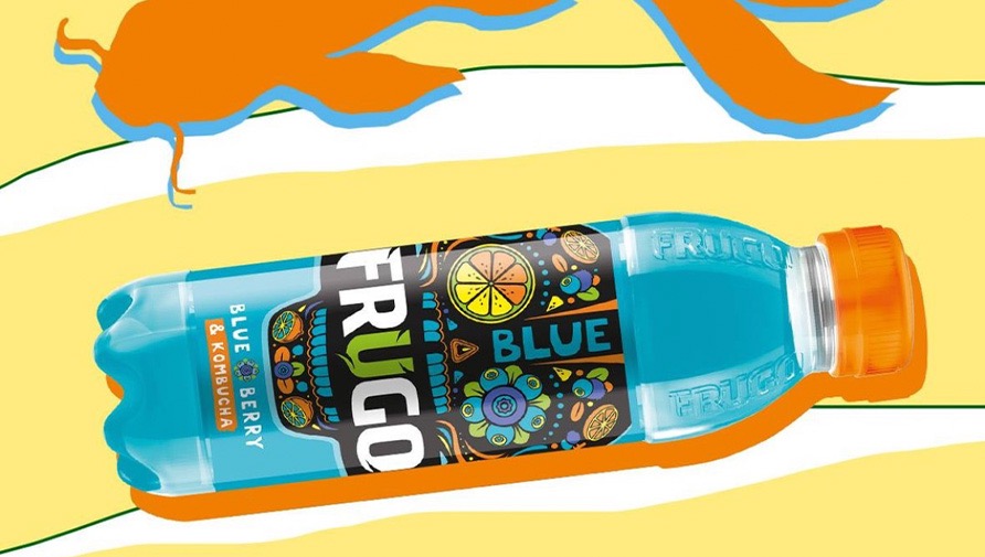 Butelka niebieskiego napoju Frugo Blue z kombuchą, leżąca na żółtym tle z pomarańczowymi i białymi elementami graficznymi.