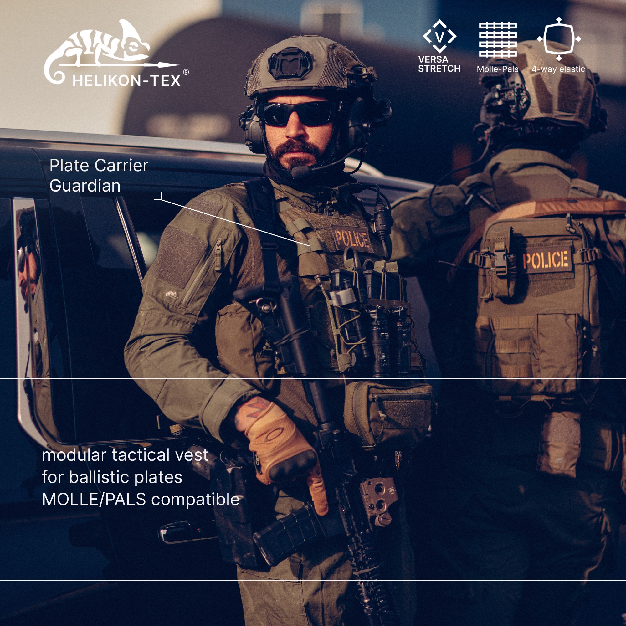 Funkcjonariusz policji w pełnym umundurowaniu taktycznym z kamizelką kuloodporną i karabinem, stojący obok pojazdu.