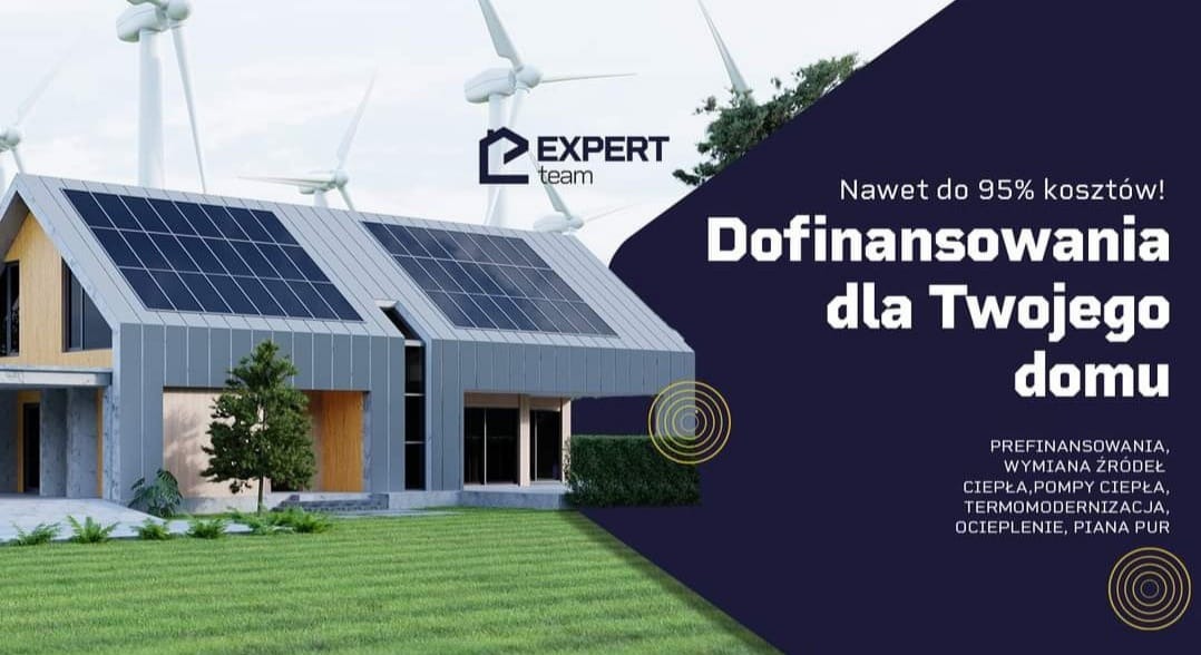 Wizualizacja nowoczesnego domu z panelami słonecznymi na dachu, turbiny wiatrowe w tle, reklama dofinansowania i termomodernizacji.