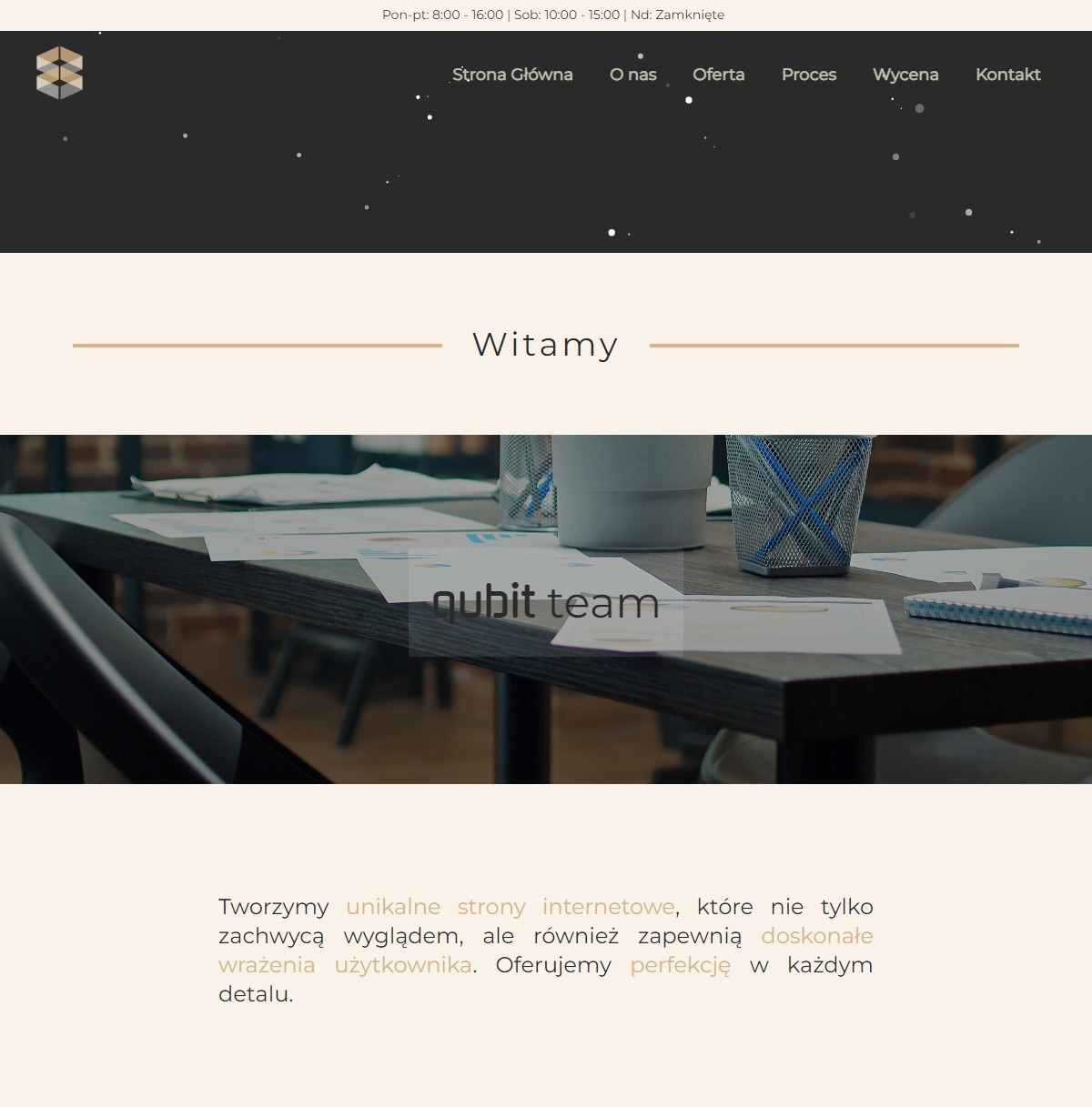 Fragment strony internetowej z nagłówkiem 'Witamy' i hasłem 'Tworzymy unikalne strony internetowe...' oraz logo firmy 'qubit team' na tle biurka z dokumentami i przyborami biurowymi.
