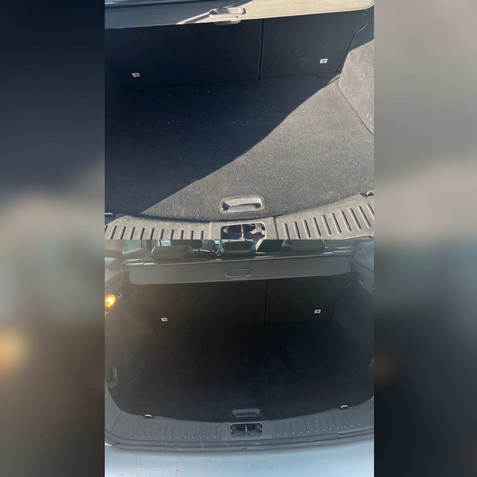 Pusta, czysta przestrzeń bagażnika samochodu typu kombi, z widoczną roletą i czarną wykładziną, oświetlona naturalnym światłem.