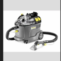 Profesjonalny odkurzacz piorący Kärcher z przezroczystym zbiornikiem, wężem i dyszą do tapicerki na białym tle. Szary korpus z żółtymi akcentami i logo.