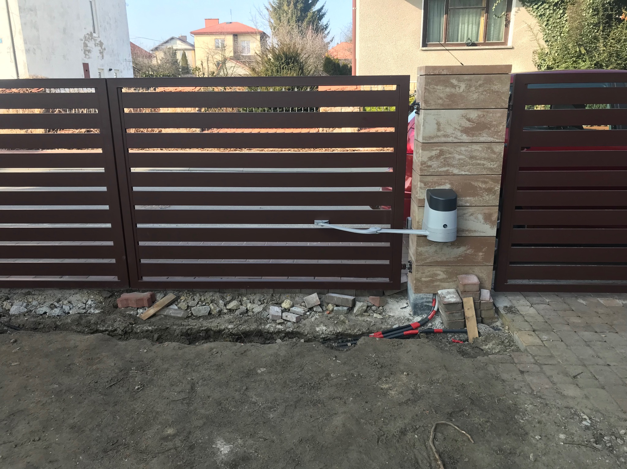 Automatyczna brama przesuwna w Szczucinie w trakcie montażu, widoczne przewody elektryczne i elementy konstrukcyjne.