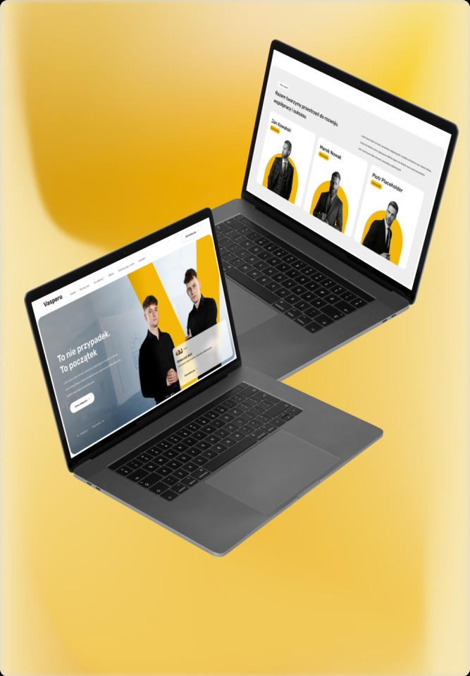 Dwa laptopy z wyświetlonymi stronami internetowymi na żółtym tle. Na ekranie mniejszego laptopa widoczni dwaj mężczyźni. Na większym laptopie prezentacja zespołu.