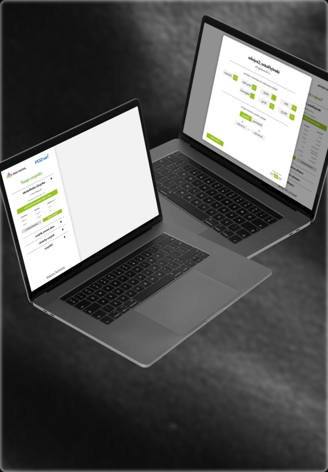 Dwa laptopy z interfejsem webowym, nakierowane na siebie pod kątem, prezentują responsywność strony. Ekran po lewej stronie pokazuje formularz, a po prawej tabelę.