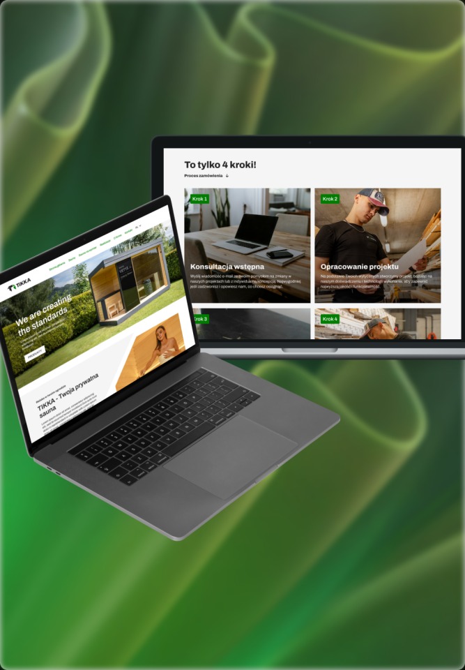 Dwa ekrany laptopów prezentują stronę internetową firmy Tikka, z procesem zamówienia w 4 krokach. Widoczne etapy: konsultacja, opracowanie projektu, wizualizacje sauny.