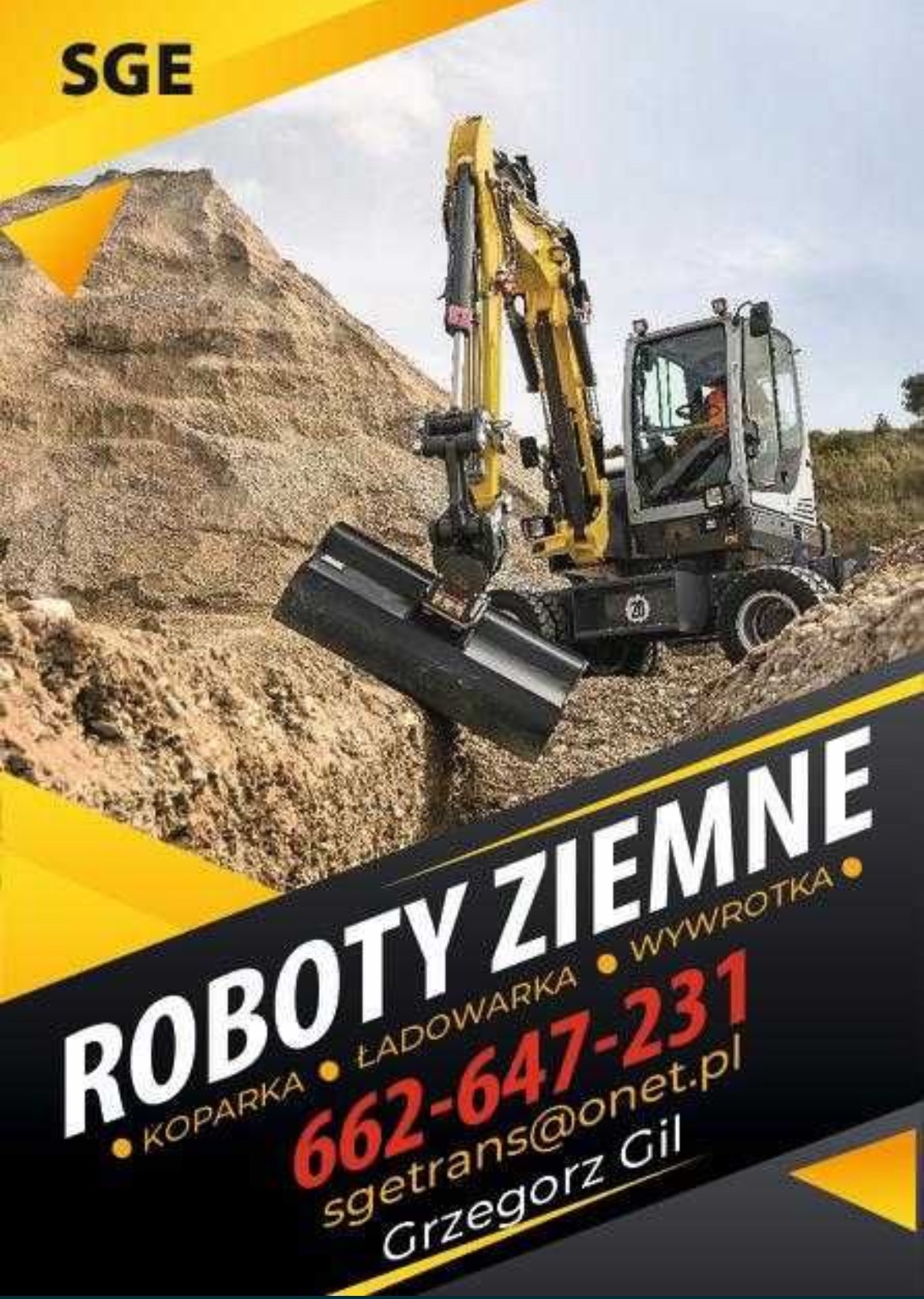 Żółto-szara koparka kołowa w trakcie wykonywania wykopu w ziemi, widoczna sterta ziemi w tle, na pierwszym planie reklama usług ziemnych.