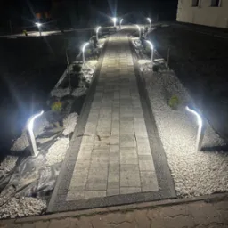 Oświetlenie chodnika w domu jednorodzinnym