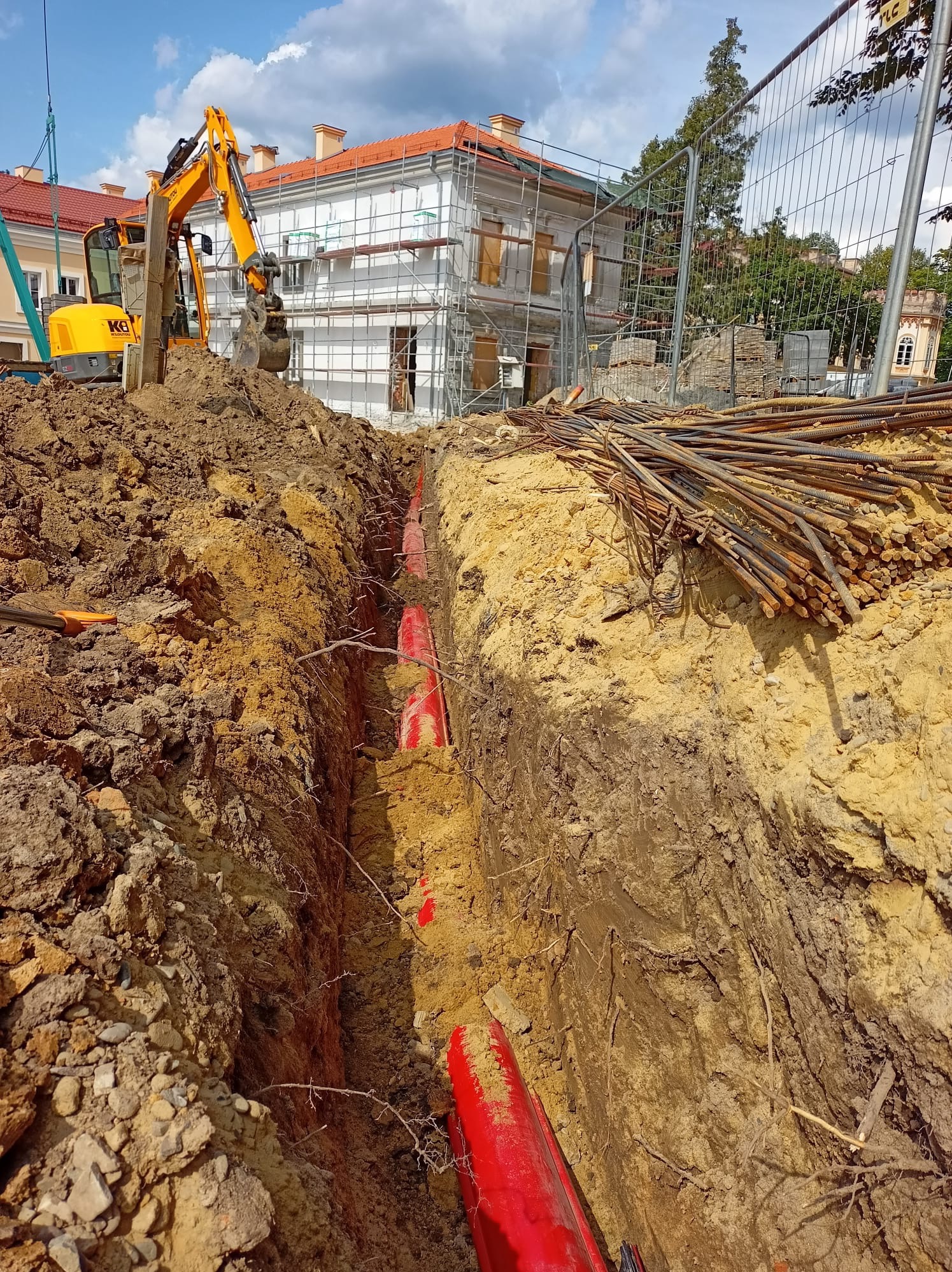 Odkopanie oraz nakładanie rur osłonowych na kable SN