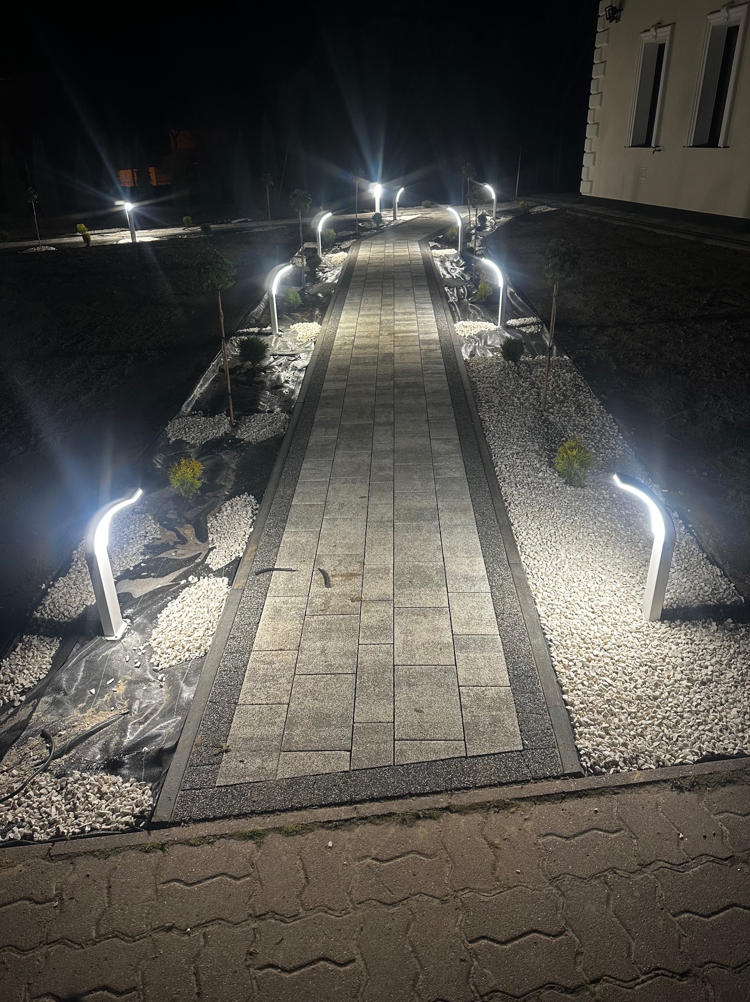 Oświetlenie chodnika w domu jednorodzinnym