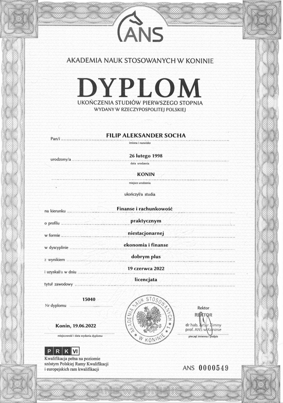 Skan dyplomu ukończenia studiów pierwszego stopnia na kierunku Finanse i rachunkowość, wydany przez Akademię Nauk Stosowanych w Koninie, z pieczęcią i podpisem rektora Artura Zimnego.