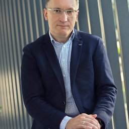 Tomasz Karwat to uznany ekspert w dziedzinie elektromobilności, pożarnictwa oraz BHP, z wieloletnim doświadczeniem w doradztwie technicznym, audytach i szkoleniach. 