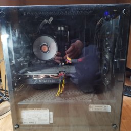 BartekDera.pl - Usługi Informatyczne i Edukacja mgr inż. Bartłomiej Dera - Wnętrze obudowy komputera stacjonarnego z widoczną kartą graficzną Gigabyte, chłodzeniem procesora Asus i zasilaczem Cube II Max 700W, podczas podłączania przewodów.