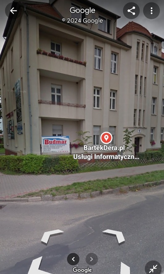 Budynek z szyldem 'BartekDera.pl Usługi Informatyczne', widok z ulicy, dzień.