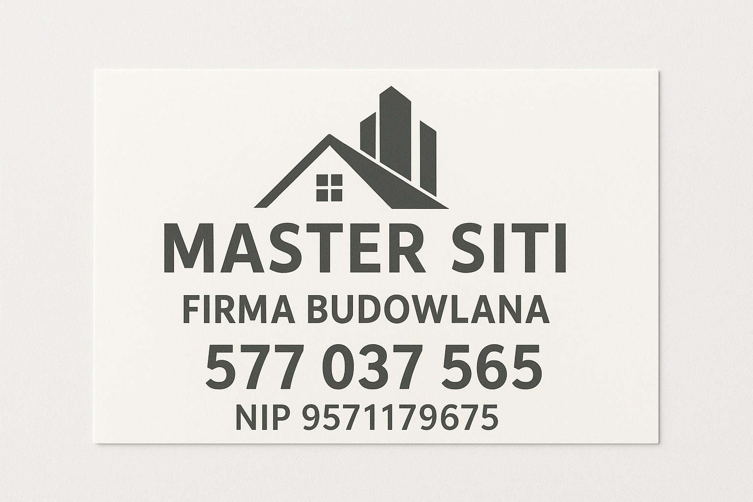 Tabliczka z logo i danymi kontaktowymi firmy budowlanej Master Siti: nazwa, numer telefonu 577 037 565 i NIP 9571179675. Minimalistyczny design na kremowym tle.