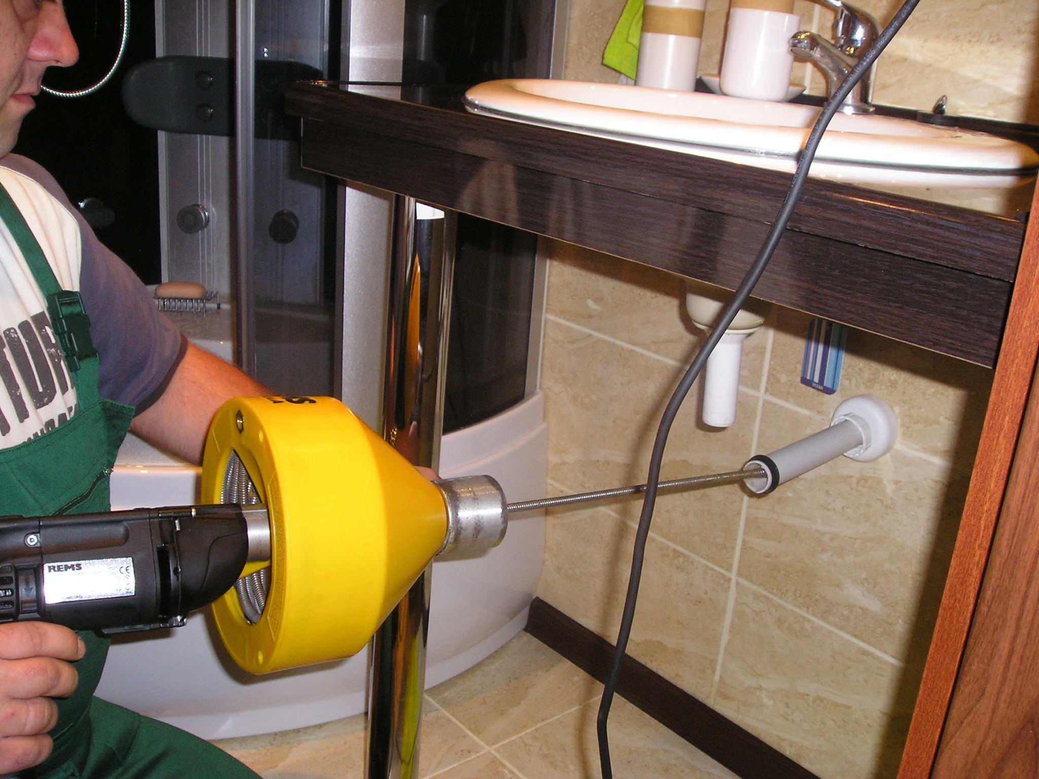 Udrażnianie umywalki.