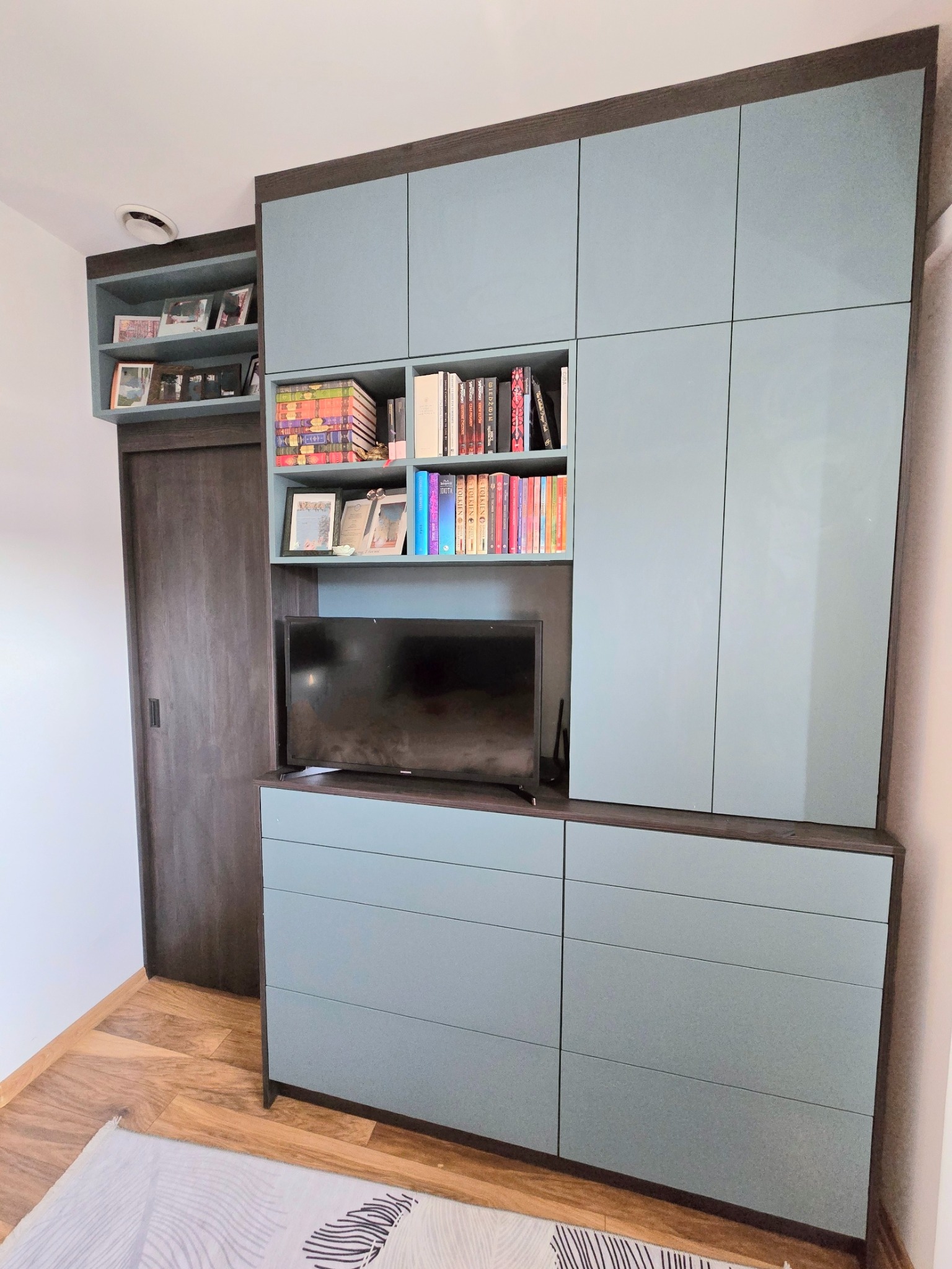 zabudowa z drzwiami przesuwnymi