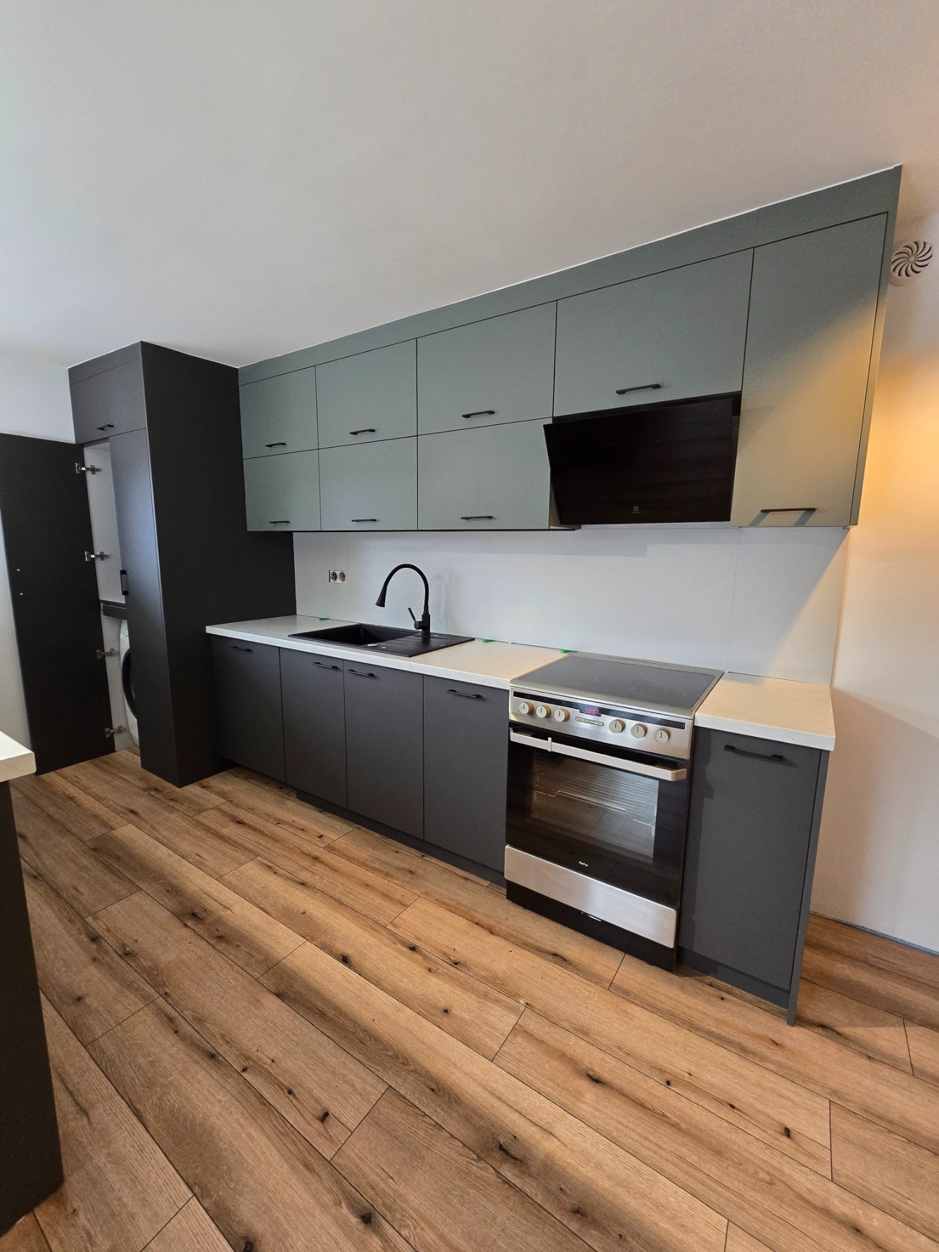 kuchnia z zabudową pralki i suszarki