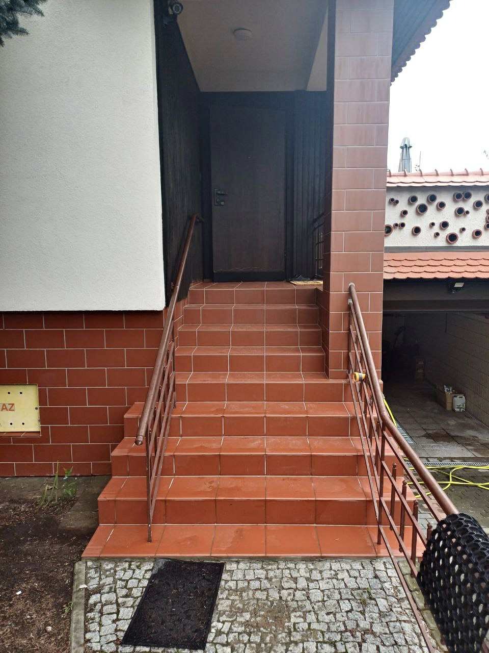 Układanie płytek wokół domu