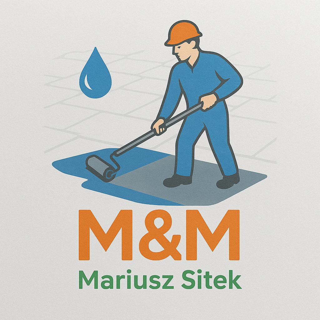 Grafika: Mężczyzna w kasku maluje posadzkę wałkiem na niebiesko. Logo firmy M&M Mariusz Sitek. Kropla wody i zarys płytek w tle.