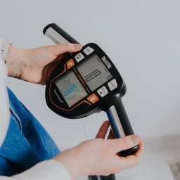 Angelika Kukulska - dietetyk kliniczny Kolbuszowa - Osoba trzyma w dłoniach analizator składu ciała Tanita InnerScan V z widocznym ekranem i segmentową analizą ciała.