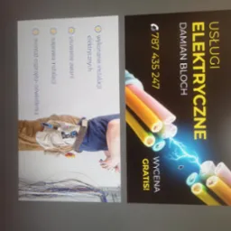 Zdjęcie wizytówki i fragmentu zdjęcia elektryka podczas pracy: po lewej stronie elektryk w trakcie montażu instalacji, widoczne narzędzia i kable, po prawej wizytówka z napisem 'Usługi Elektryczne'...