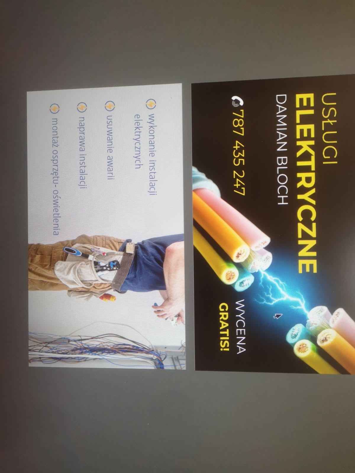 Zdjęcie wizytówki i fragmentu zdjęcia elektryka podczas pracy: po lewej stronie elektryk w trakcie montażu instalacji, widoczne narzędzia i kable, po prawej wizytówka z napisem 'Usługi Elektryczne'...