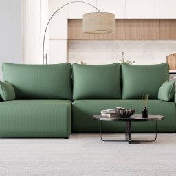 FHU RAFAŁ WALENDA - Modułowa sofa w odcieniu szałwiowej zieleni z wyraźną fakturą tkaniny, w nowoczesnym salonie z aneksem kuchennym i minimalistycznymi dekoracjami.