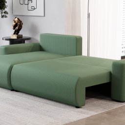 FHU RAFAŁ WALENDA - Oliwkowozielona sofa modułowa z teksturowaną tkaniną, częściowo wysunięta, w minimalistycznym salonie z dużym oknem i widokiem na miasto.