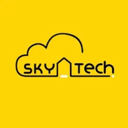 Logo firmy Sky Tech przedstawiające stylizowany obrys chmury z wkomponowanym konturem domu, napis SKY TECH, wszystko w kolorze czarnym na żółtym tle.