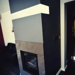 Nowoczesny kominek z obudową z płytek imitujących kamień, wkomponowany w ścianę pomalowaną na różne odcienie szarości i czerni, z widocznym paleniskiem i płomieniami, na tle błyszczącej podłogi.