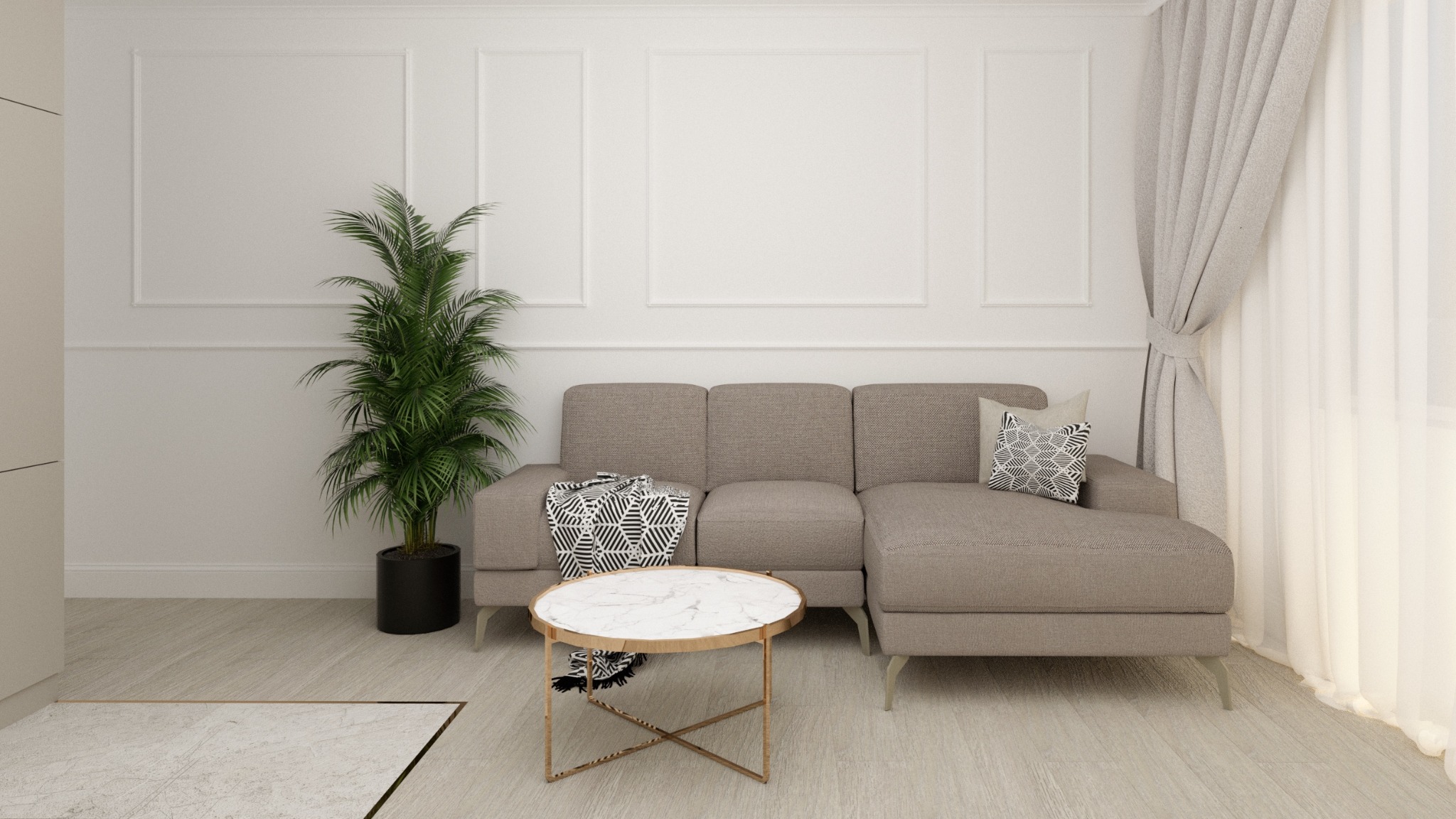 Jasne wnętrze salonu z beżową sofą modułową, marmurowym stolikiem kawowym na metalowym stelażu, zieloną rośliną doniczkową i zasłonami w odcieniach bieli i szarości.