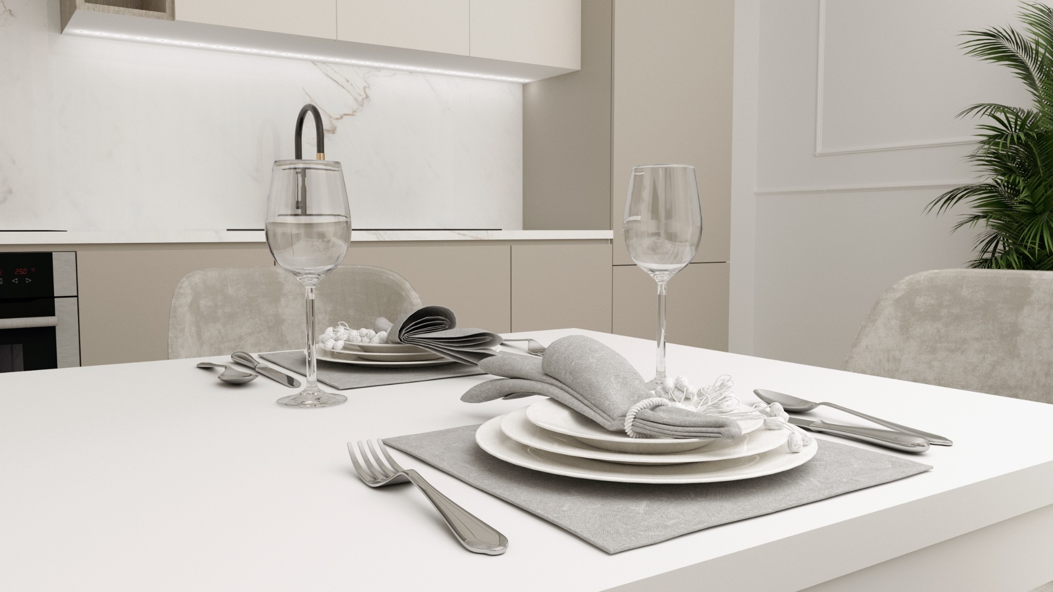 Elegancko nakryty stół w minimalistycznej kuchni z beżowymi szafkami, białym blatem i marmurowym backsplash, uzupełniony o szklanki z wodą, srebrne sztućce i szare serwetki z dekoracyjnym...