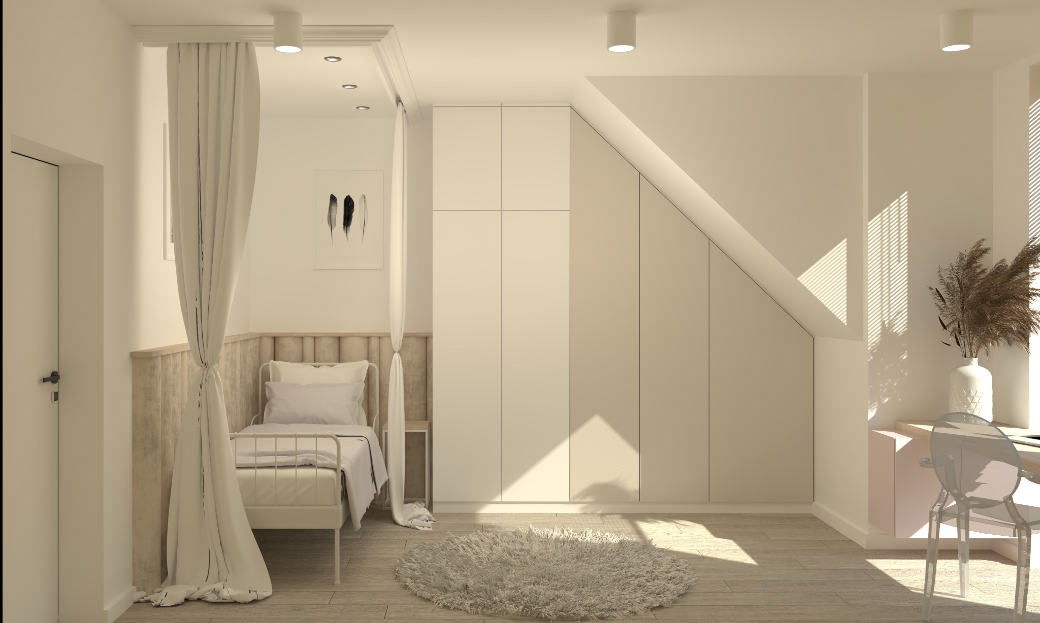 Jasny pokój z łóżkiem z metalową ramą, zasłoniętym białymi zasłonami, z dywanem shaggy na drewnianej podłodze, szafą w zabudowie pod skosem i biurkiem z krzesłem z pleksi przy oknie z żaluzjami.