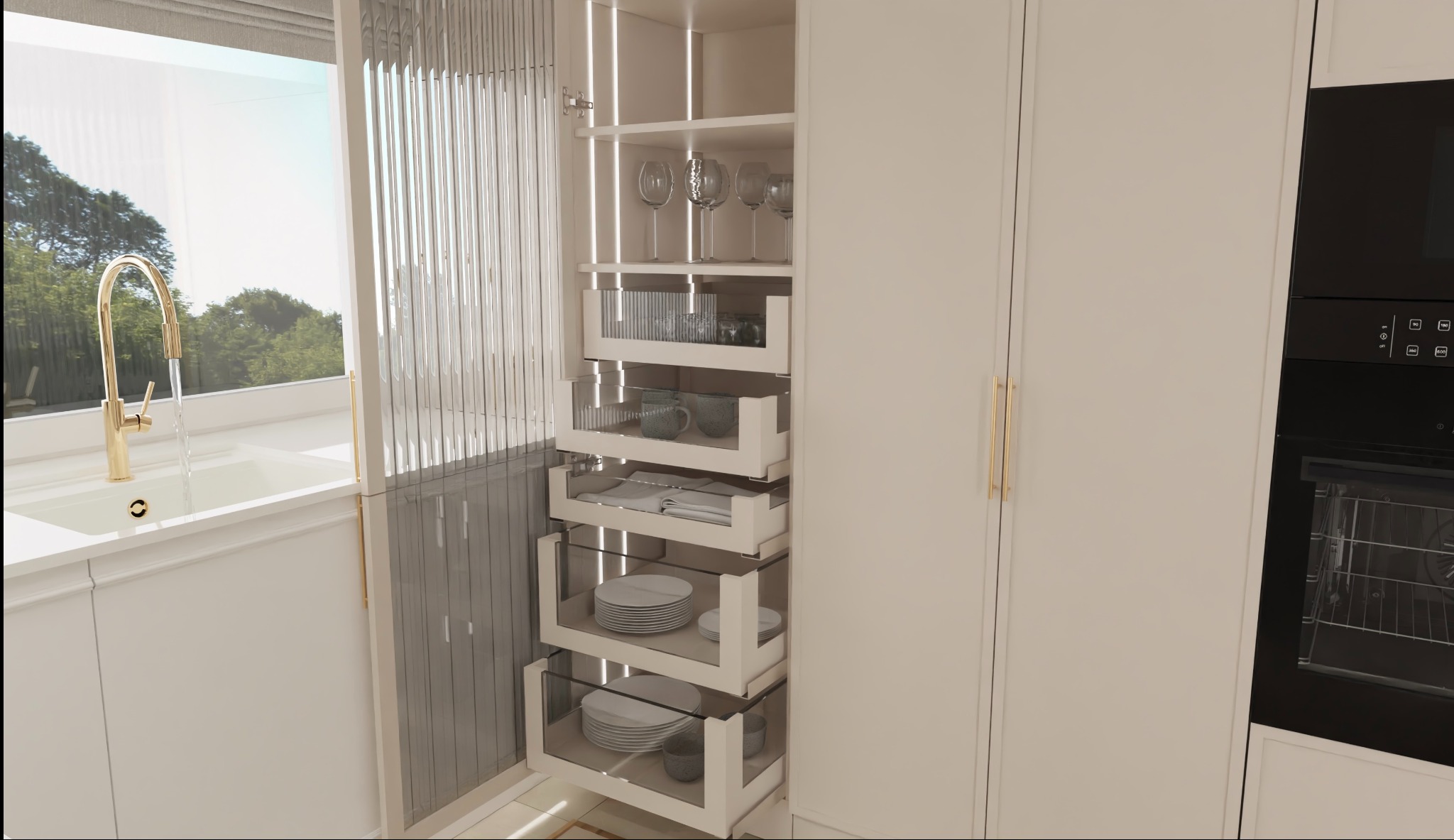 Nowoczesna kuchnia z białymi szafkami i wysuwanymi szufladami z przezroczystymi frontami, wypełnionymi zastawą stołową i szklankami, obok złotej baterii przy zlewie.