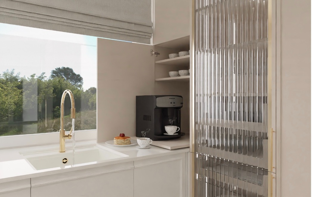 Jasna kuchnia z złotą armaturą, ekspres do kawy, naczynia i dekoracyjna szafka z ryflowanego szkła.