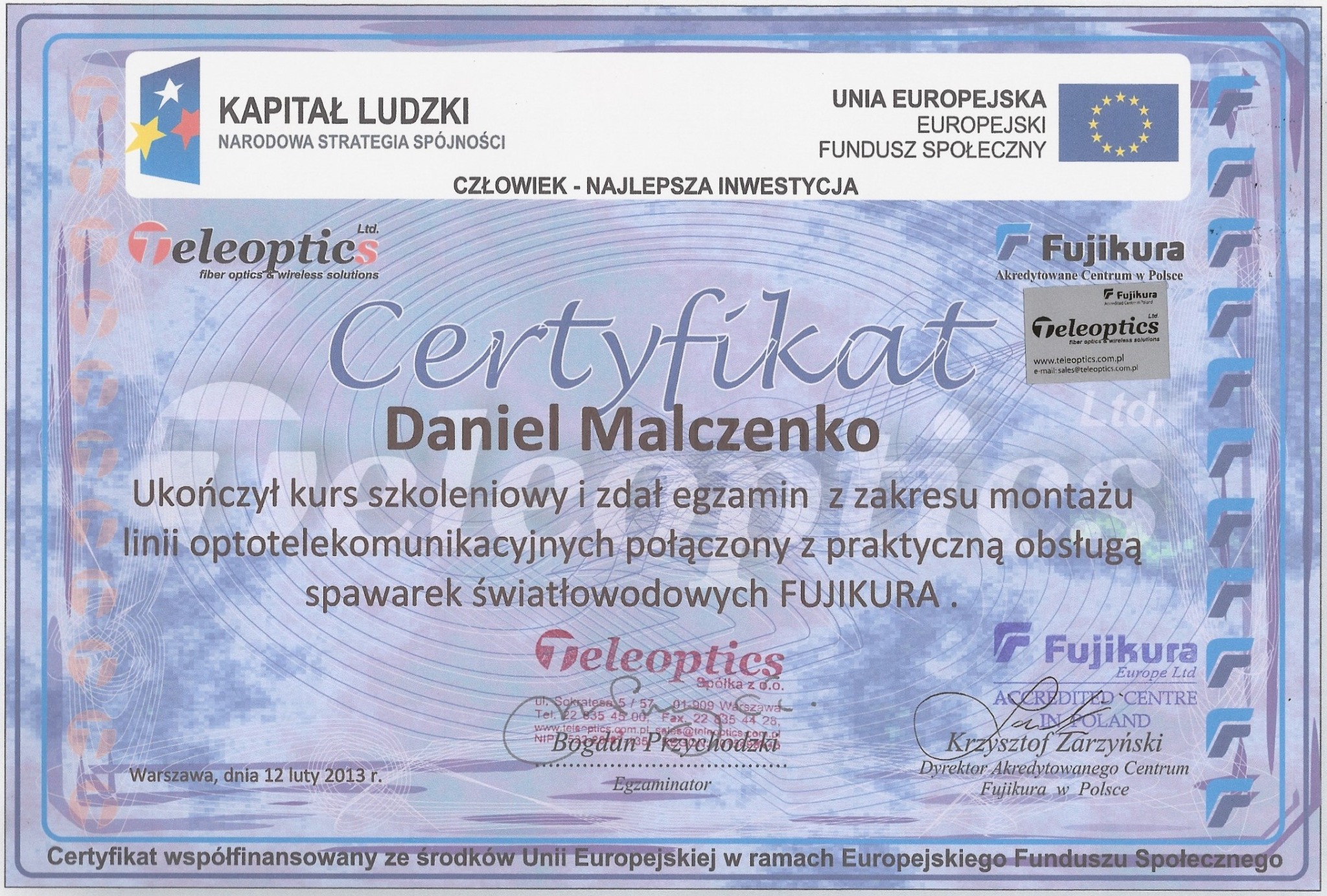 Skan certyfikatu Daniela Malczenko z ukończonego kursu montażu linii optotelekomunikacyjnych i obsługi spawarek światłowodowych Fujikura, wydany przez Teleoptics, z logotypami Kapitał Ludzki, Unia...